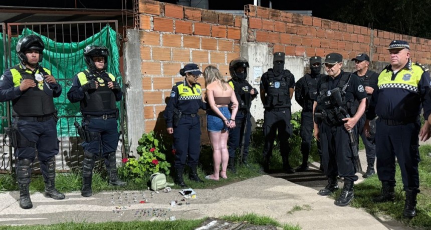 En un operativo atrapan infraganti a una joven con marihuana y cocaína en la calle