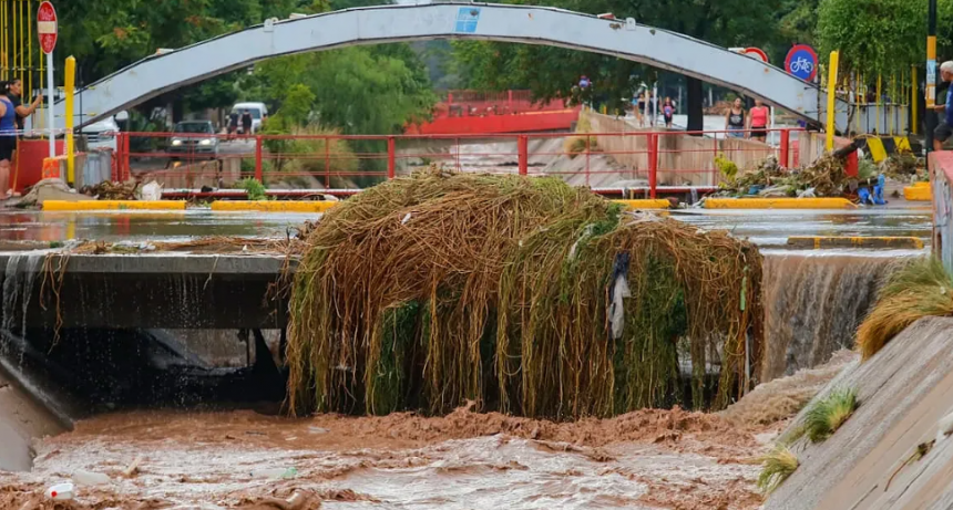 Mendoza: fuerte temporal causó desbordes de cauces y obligó a dramático rescate de tres niños