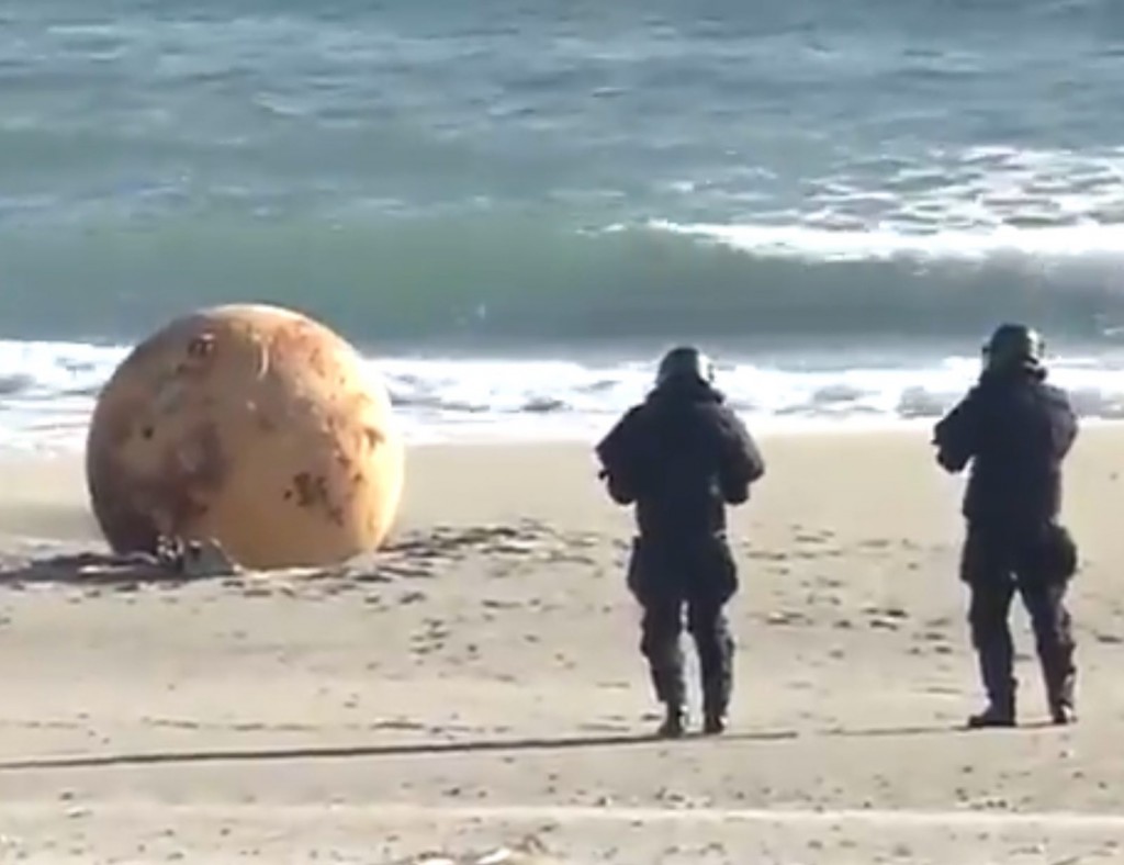 Qué se sabe de la misteriosa bola gigante hallada en una playa de Japón
