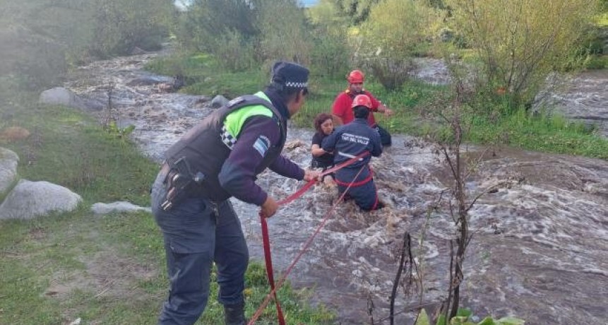 Rescatan a una mujer atrapada en un río de Tafí del Valle