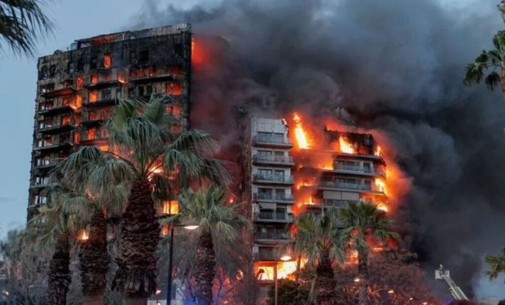 Voraz incendio devoró un edificio completo en Valencia