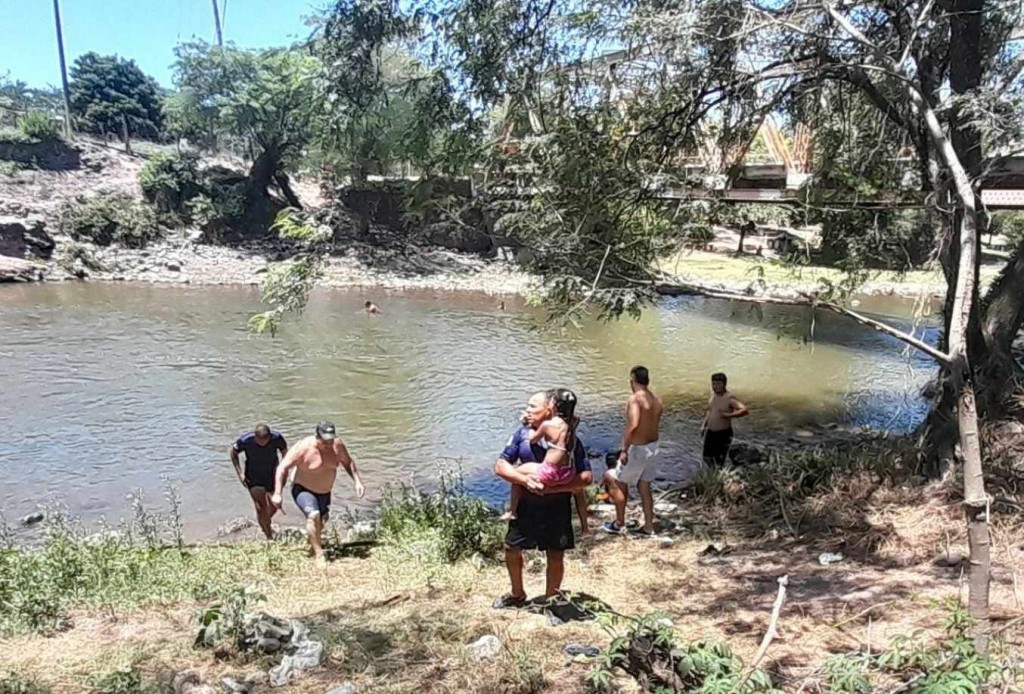 Rescataron a una niña que se ahogaba en el Río Loro