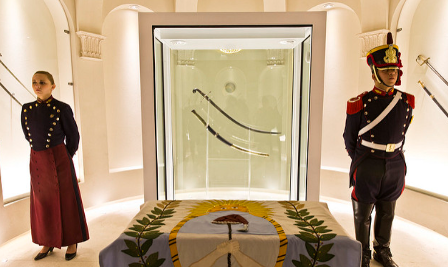 Javier Milei ordenó trasladar el sable corvo de San Martín