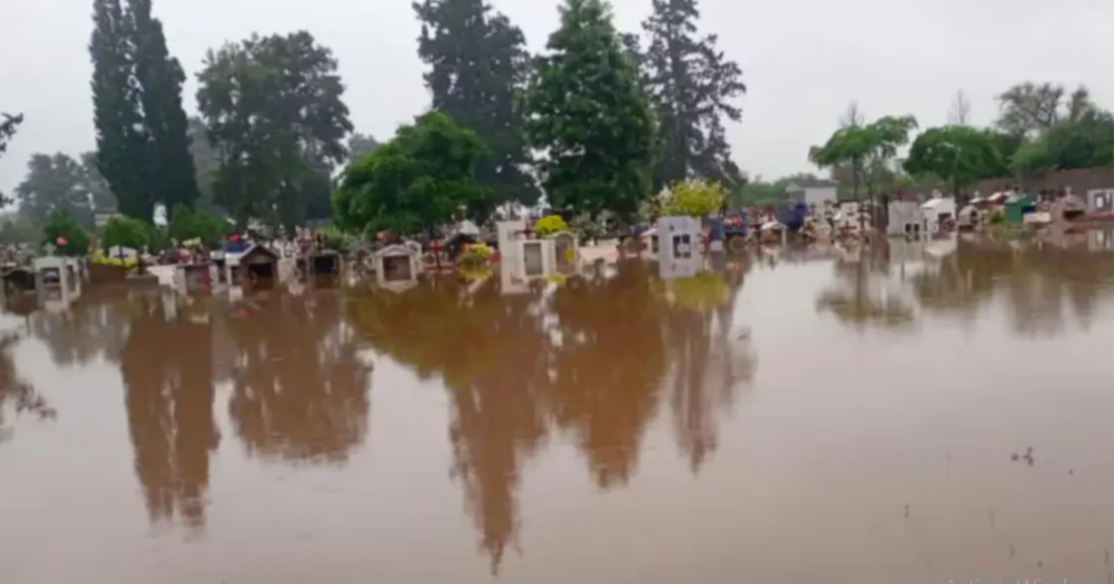 Temporal en Salta provocó que un cementerio se inundara y tuvieron que romper los muros 