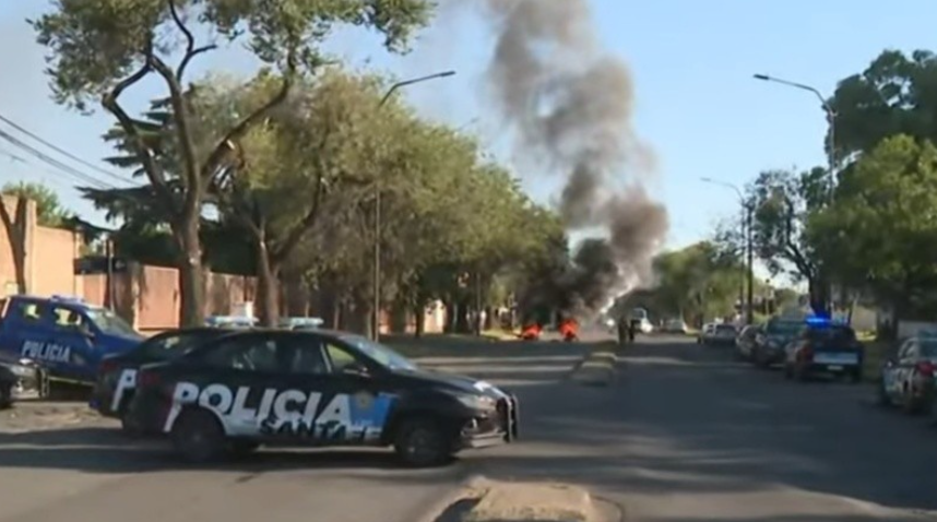 Protestas de policías en Rosario frente a la Jefatura y en Santa Fe