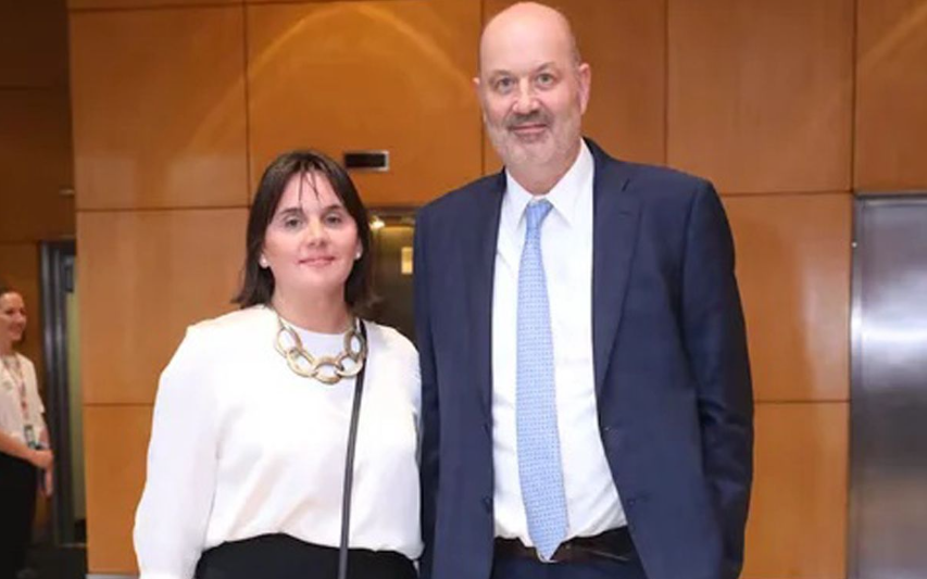 Sturzenegger denunciado penalmente por una contratación millonaria vinculada a su esposa