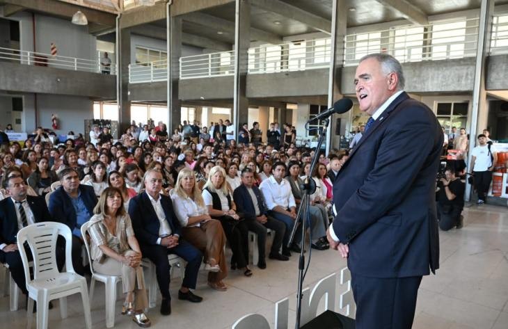 Jaldo entregó equipamientos a escuelas por 2.000 millones de pesos