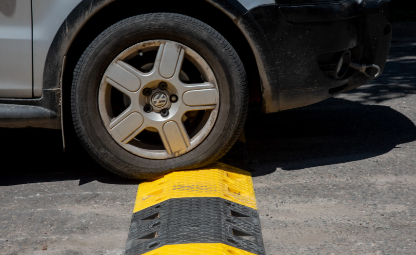 El municipio instala reductores de velocidad para brindar seguridad vial y prevenir siniestros viales