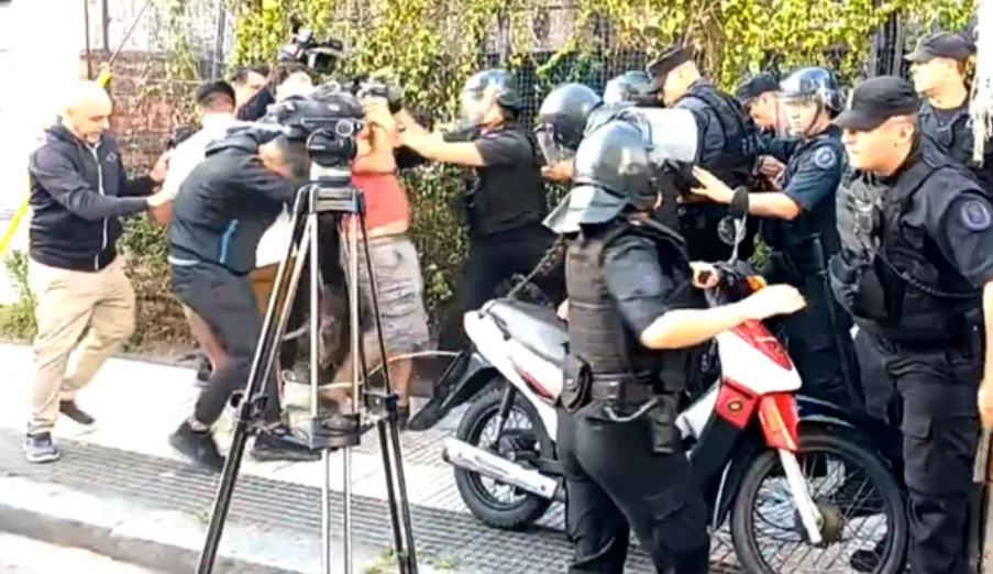 La Policía Federal agredió a un camarógrafo de TV en el Congreso