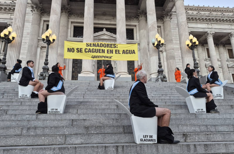 Detuvieron a 12 activistas de Greenpeace que saltaron las rejas del Congreso
