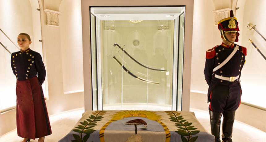 Javier Milei ordenó trasladar el sable corvo de San Martín