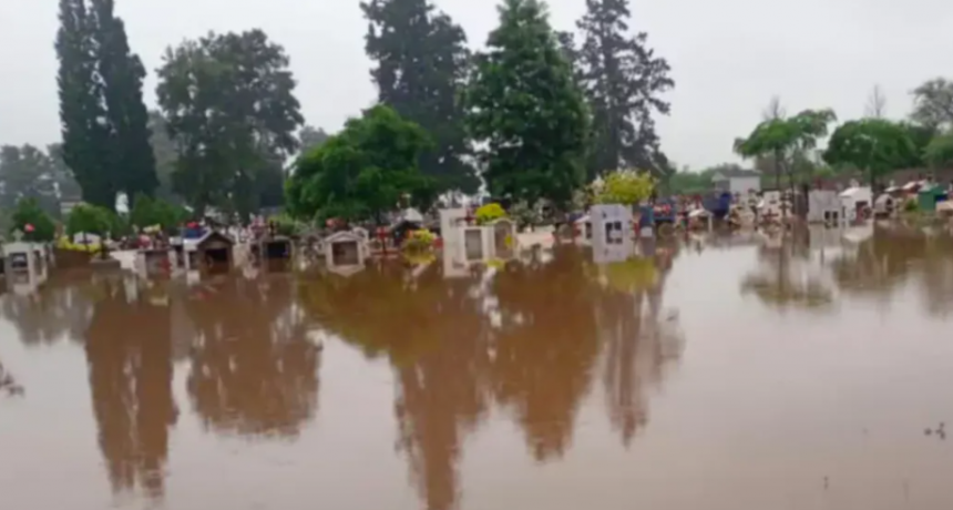 Temporal en Salta provocó que un cementerio se inundara y tuvieron que romper los muros 