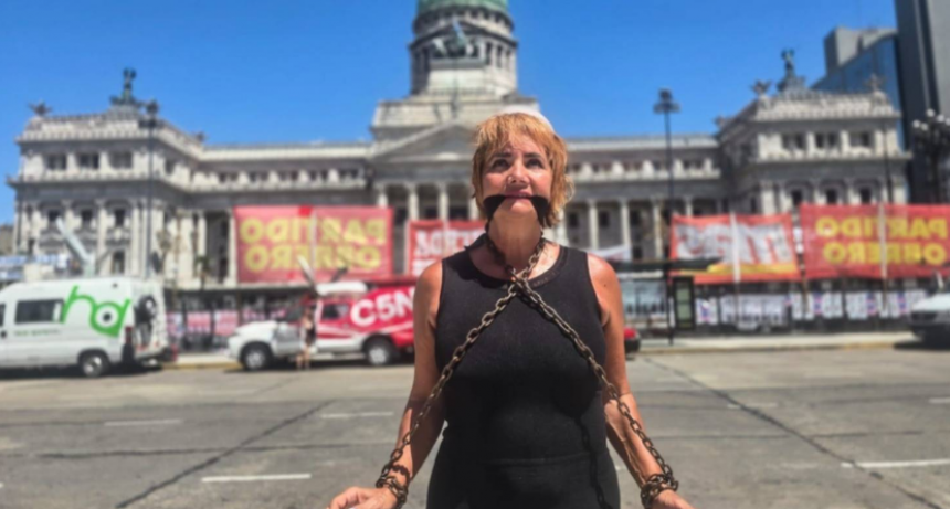 En protesta contra la reforma laboral, Nancy Pazos se encadenó y amordazó 