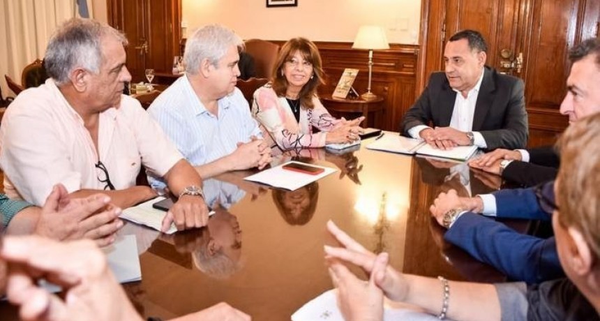 El Gobierno inicia el diálogo con los gremios por la recomposición salarial