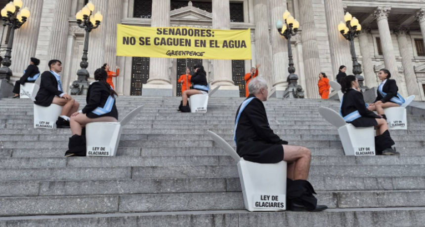 Detuvieron a 12 activistas de Greenpeace que saltaron las rejas del Congreso