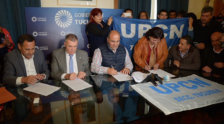 El Gobernador firm&oacute; el  25% de aumento para empleados estatales