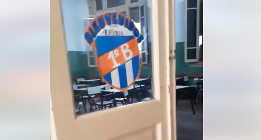 En la escuela: un papá rompió un afiche parecido al escudo Decano