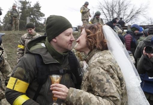 Ucrania: Una pareja de soldados se casaron en el frente de Kiev entre disparos