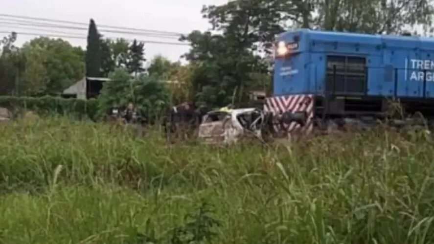 Moreno: Un tren embistió un auto. Hay cuatro muertos