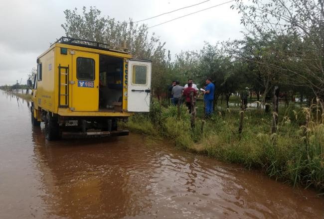 Defensa Civil asiste a familias afectadas por la lluvia en Estación Aráoz