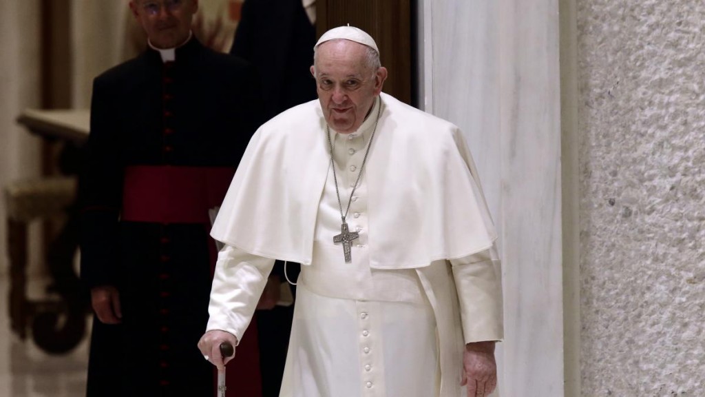El papa Francisco permanecerá hospitalizado por una infección respiratoria