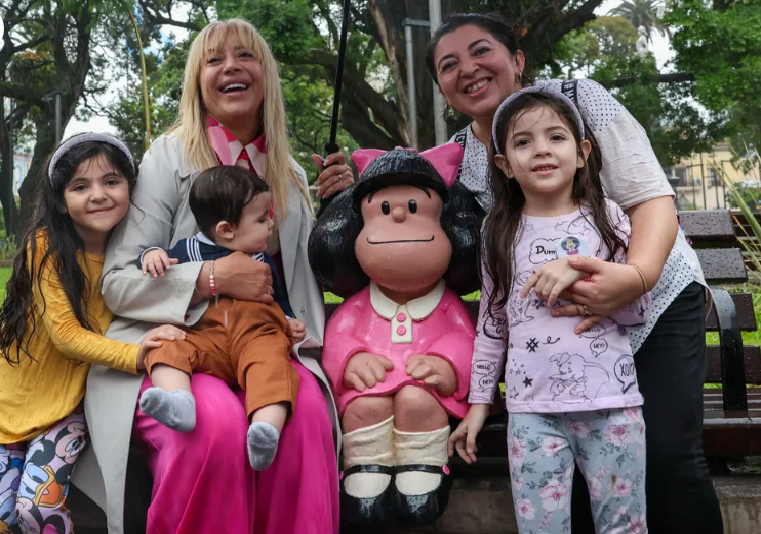 Día de la Mujer: Rossana Chahla descubrió una escultura de Mafalda e instó a las vecinas a que “luchen por sus sueños”