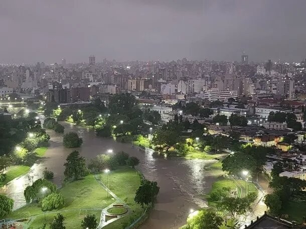 Córdoba: un impresionante diluvio provocando inundaciones 