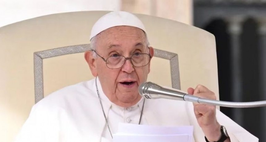 El Vaticano informó que el Papa Francisco "pasó una noche tranquila y sigue descansando"