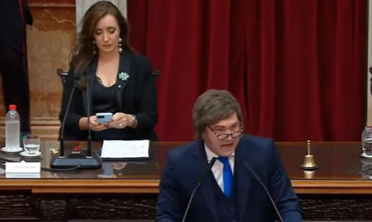 Milei, Villarruel, un saludo frío y el desdén de la vice usando el celular