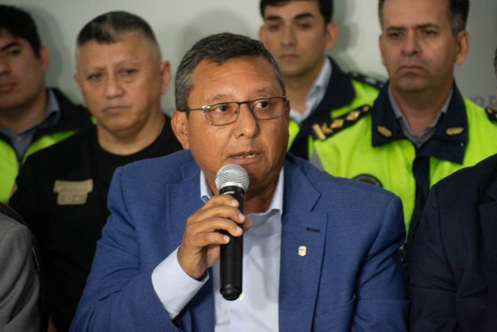 Villa Urquiza: metió la mano a través de la reja de un negocio y sustrajo un parlante y un celular