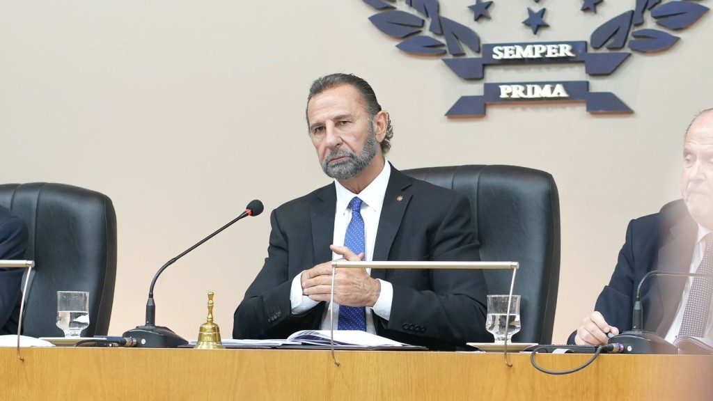 BAJO EL AGUA: "Estamos trabajando en la Ruta 157 para drenar el agua  que tenemos adentro del pueblo"