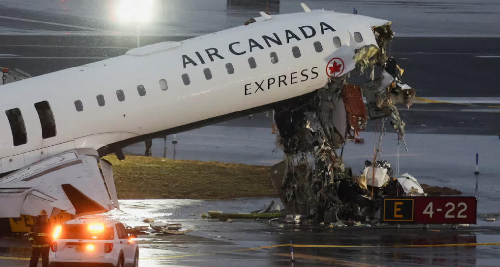 Nueva York: dos muertos tras el impacto de un avi&oacute;n con un cami&oacute;n de bomberos