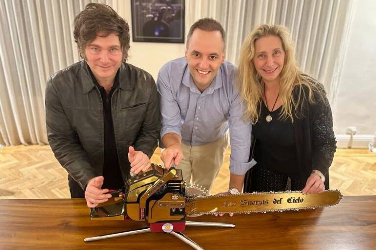 Preocupa en el Gobierno el impacto de la pol&eacute;mica con Adorni en la imagen del Presidente