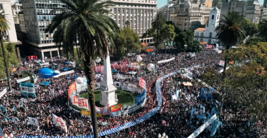 Miles de personas coparon Plaza de Mayo y volvieron a gritar "nunca m&aacute;s"