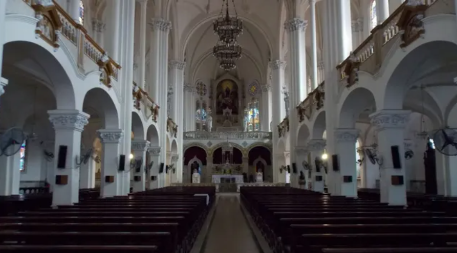 Una mujer tom&oacute; del cuello a un cura durante la misa