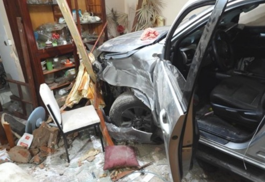 Un hombre intent&oacute; matar a su mujer estrellando la camioneta a toda velocidad.