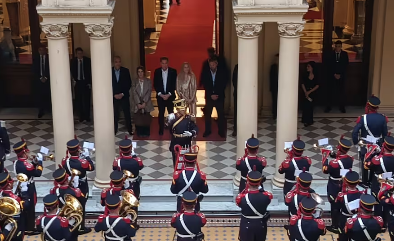 Para celebrar el cumplea&ntilde;os de Karina Milei los granaderos tocaron canciones de Abba 