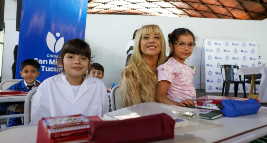  Chahla encabez&oacute; la entrega de kits escolares y equipamiento para escuelas municipales