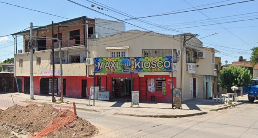 Villa Urquiza: meti&oacute; la mano a trav&eacute;s de la reja de un negocio y sustrajo un parlante y un celular