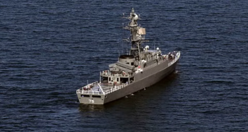 Un submarino estadounidense hunde una fragata iran&iacute; y deja 150 desaparecidos