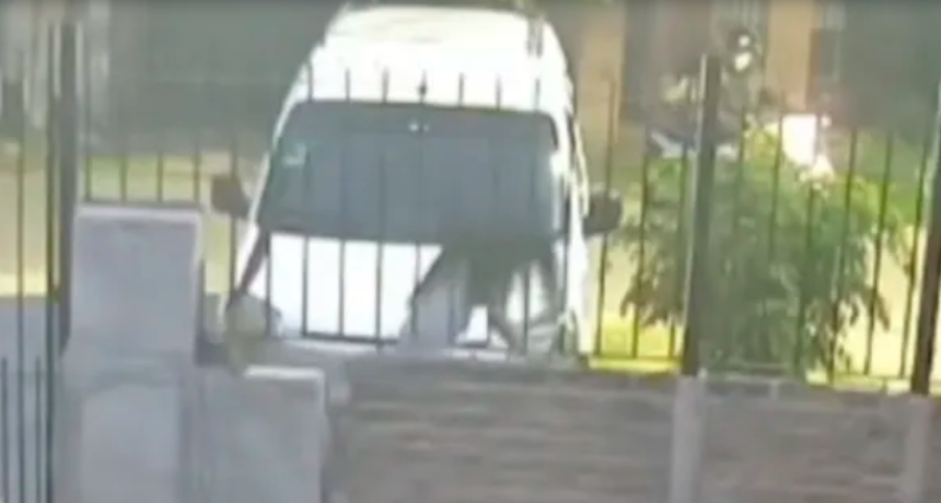 Le dispar&oacute; a su novia y huy&oacute; con ella en moto