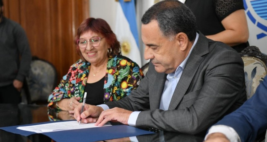 El gobierno firm&oacute; un acuerdo salarial con el gremio de UPCN