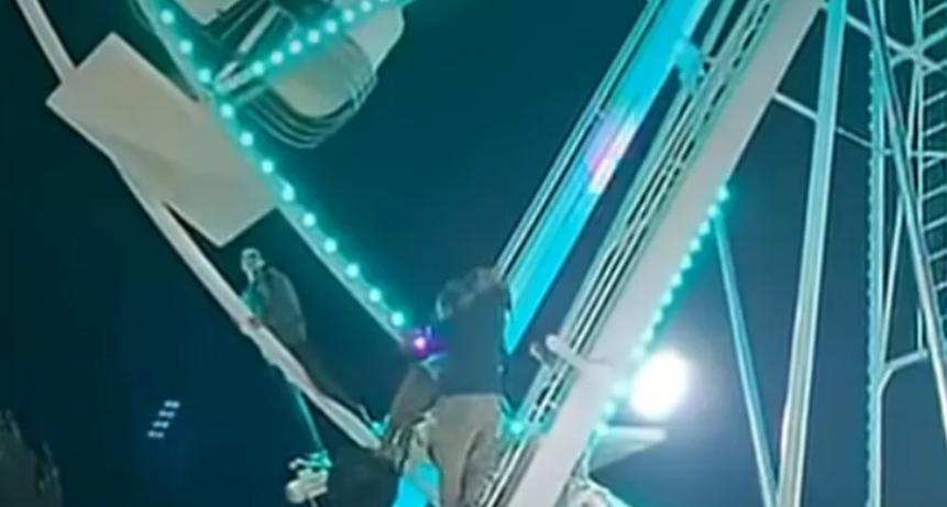 Un hombre cay&oacute; al vac&iacute;o al trabarse una vuelta al mundo en una fiesta popular