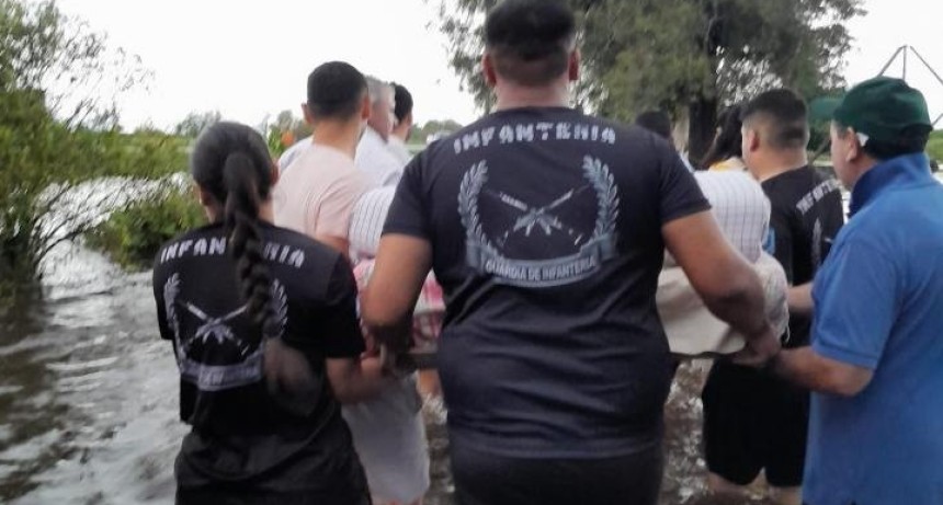 Rescatan a una mujer mayor durante las inundaciones en Romera Pozo