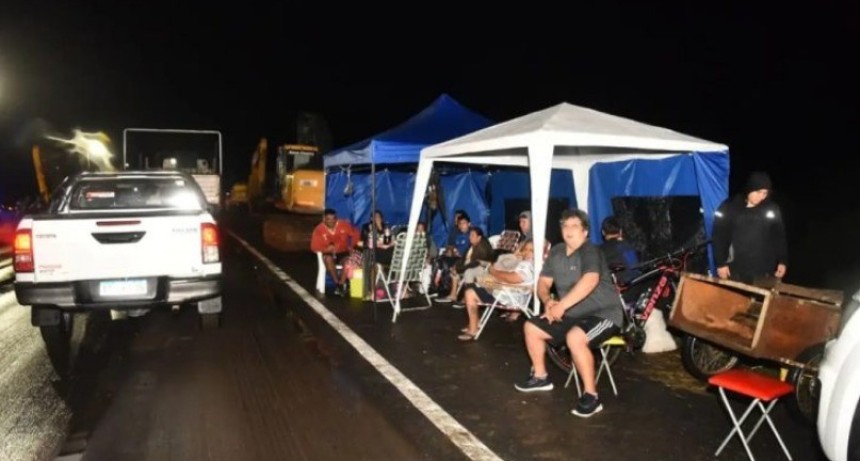 BAJO EL AGUA: "Estamos trabajando en la Ruta 157 para drenar el agua  que tenemos adentro del pueblo"