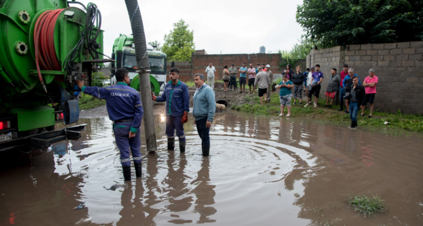 El Municipio lleva asistencia y trabaja para solucionar anegamientos en zonas de la capital afectadas por el temporal