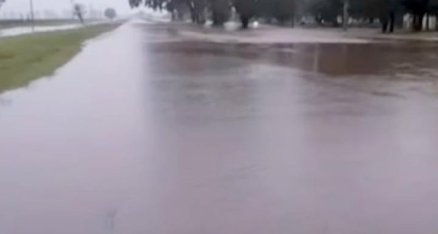 Vialidad intensifica trabajos en rutas afectadas por agua sobre la calzada