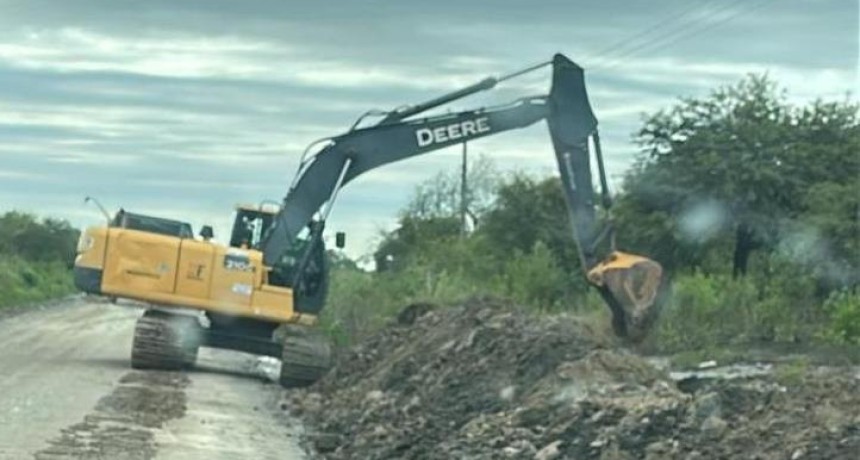 Tras las inundaciones avanzan obras viales para recuperar caminos en toda la provincia
