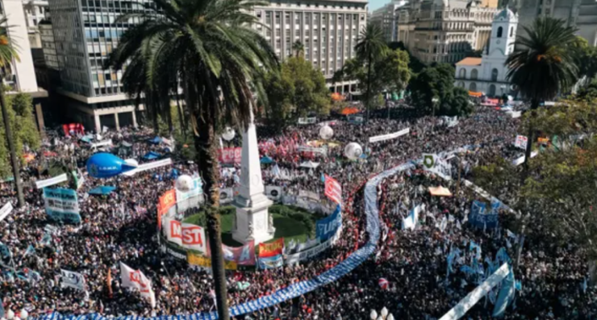 Miles de personas coparon Plaza de Mayo y volvieron a gritar 