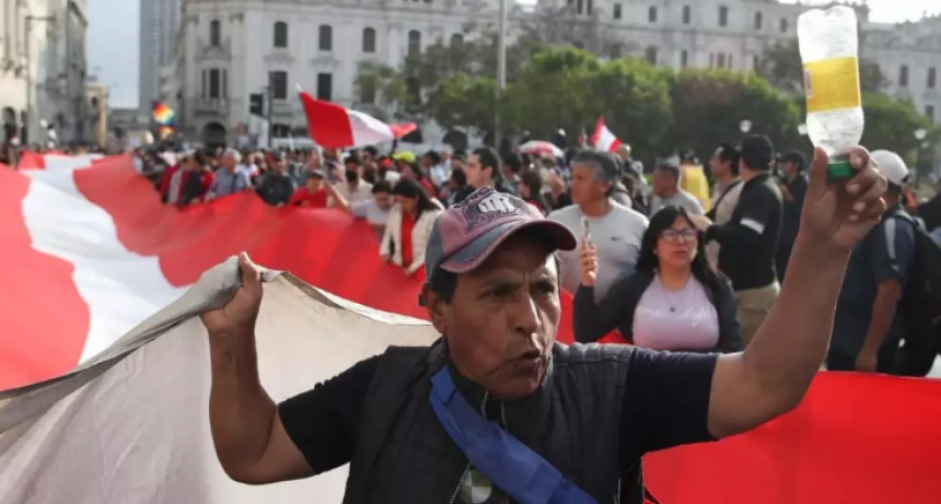 Per&uacute; encara sus presidenciales con r&eacute;cord de candidatos y fragmentaci&oacute;n
